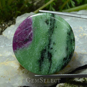 Cabochon di rubino-zoisite