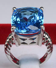 Anello in argento con topazio blu