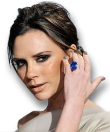 Victoria Beckham exhibant une grande bague en saphir bleu