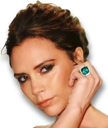 Victoria Beckham portant une bague halo d'émeraude