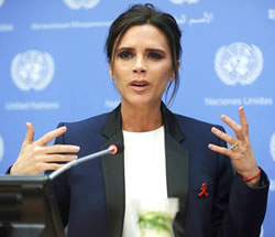 Victoria Beckham come ambasciatrice di buona volontà dell'UNAIDS, indossa un anello con diamante giallo taglio smeraldo