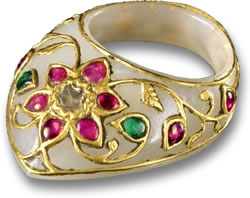 Mughal Ring aus weißer Nephrit-Jade, Gold, Rubin und Smaragd