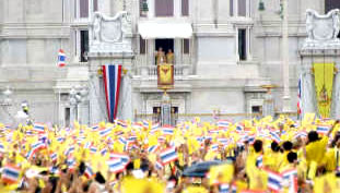 I thailandesi si sono vestiti di giallo per mostrare rispetto per il re