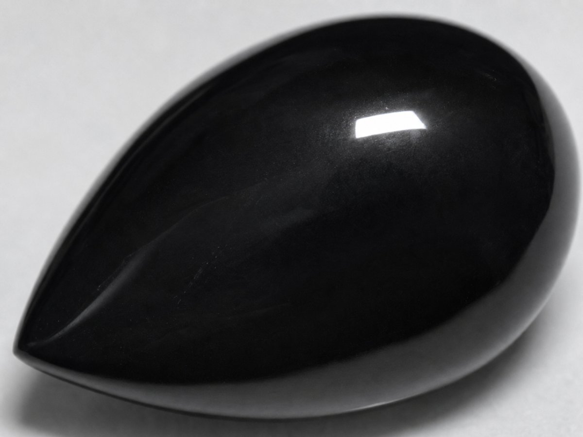 Visão aproximada de gemas de ônix preto natural.