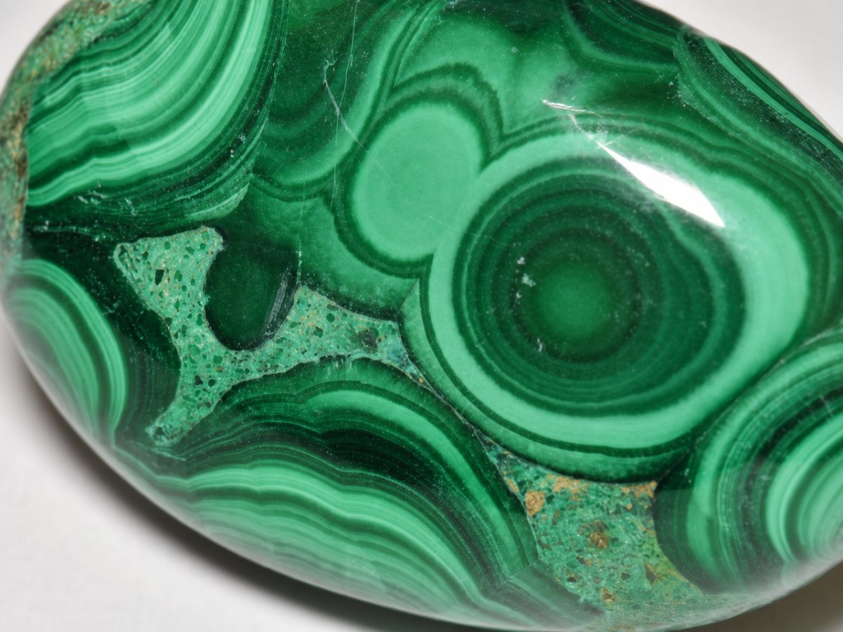 Gros plan sur des pierres précieuses de malachite naturelle