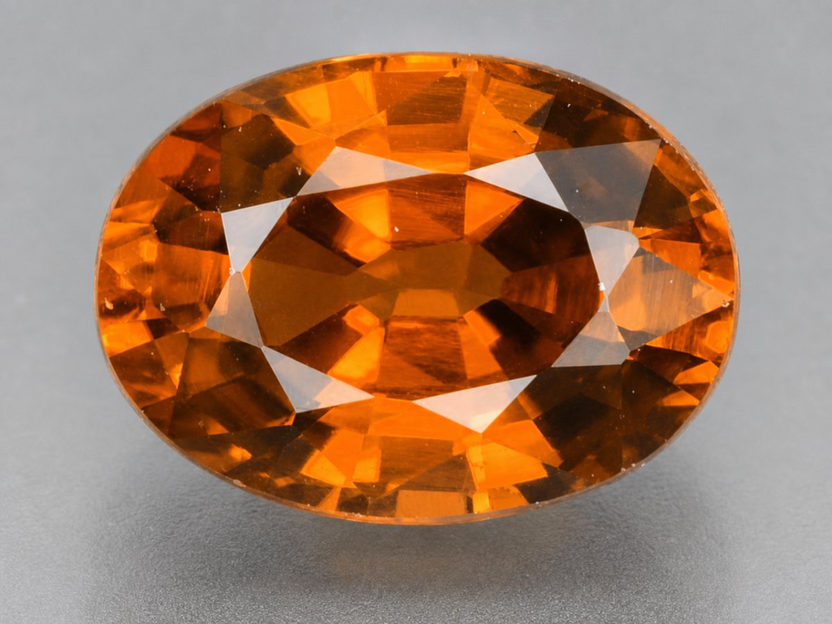 Nahaufnahme von natürlichen orangefarbenen Zirkon-Edelsteinen
