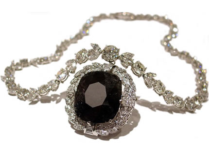 Le diamant Orlov noir avec collier