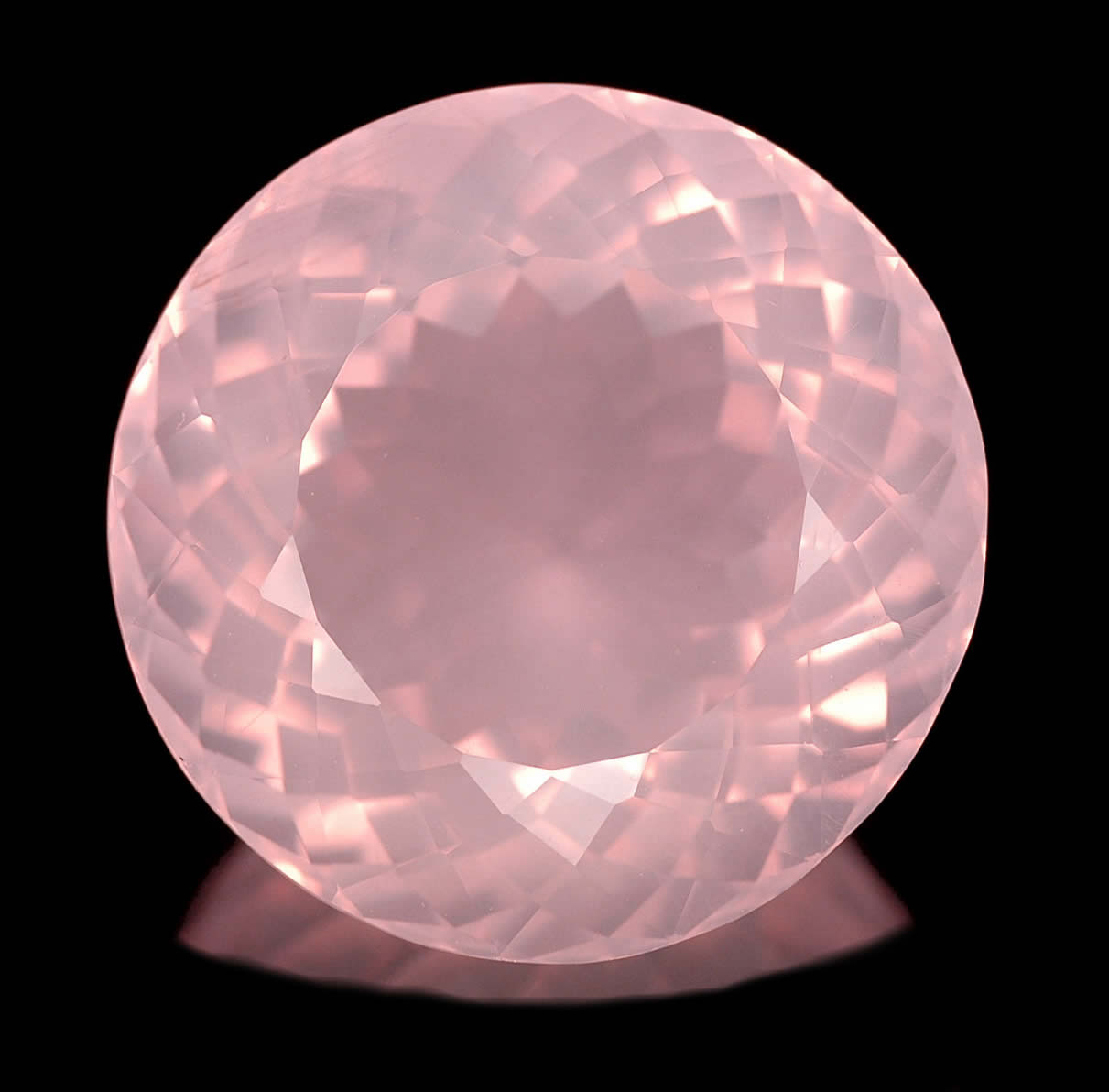 Розовый прозрачный камень. Розовый кварц камень. Звездчатый кварц. Камни Самоцветы кварц.