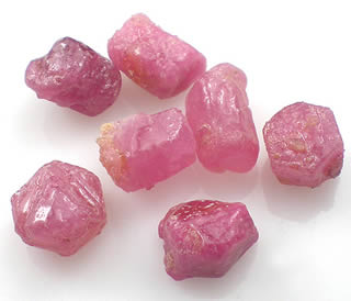 粉红色蓝宝石原石