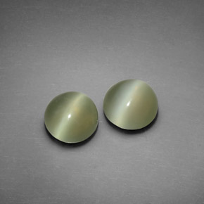 2.47 ct Green Actinolite Cat's Eye Gemstone, Actinolite Cat's Eye Gem in Round Cabochon Shape for Sale.