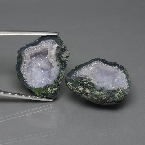 Coppia geode di agata Taglio a fantasia abbinata 26,4 x 21,1mm - Peso 66,04 ct totali / media. 33,02 ct ciascuno, pietra preziosa naturale non trattati, colore Multicolore in purezza Opaque, durezza Mohs 6,5 - 7 adatto per gioielli da indossare ogni giorno, Photo A