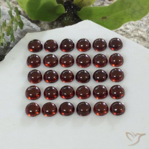 Lot de 30pc Grenat Almandins Rouge round cabochon de Madagascar - Poids total 5,63 ct / moyenne 0,19 ct chaque, taille 3,1mm, couleur : Rouge foncé, dureté de Mohs 6.5 à 7.5 convient aux bijoux de tous les jours, pierre de sagesse, Photo A