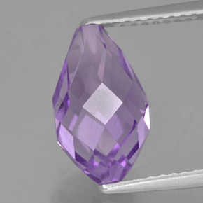 Pinkish Iris Violet Amethyst Edelstein - 3.8ct halbgebohrte Pendeloque (ID: 456841)