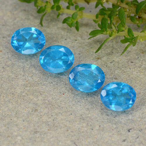 4-teiliges Apatit / Set - Ovalschliff Blau aus Madagaskar - Größe 5,1 x 4mm, Gewicht 1,44 ct gesamt / Durchschn. je 0,36 ct, Farbe: Tiefes Azur, Mohs-Härte 5 - 5, Photo A