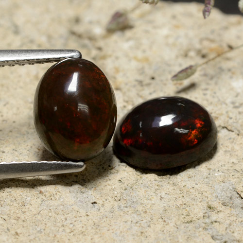 Paire assortie d'opale noire Multicolore Ovale de 9 x 7,1mm, poids total de 2,54 ct (1,27 ct en moyenne pour chaque), paire d'opale noire assorties de pureté Translucide et de couleur Multicolore, pierre gemme naturelle Fumé, dureté Mohs de 5.5 à 6.5, Photo A