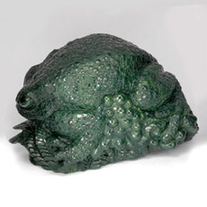 931.99 ct Green Bloodstone Stone, Natural Bloodstone in Carved Frog Shape for Sale