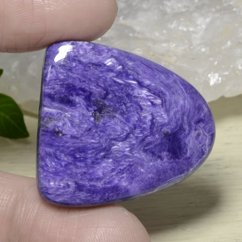 Intense Violet Charoit Edelstein - 43.4ct Ausgefallener Cabochon (ID: 472505)