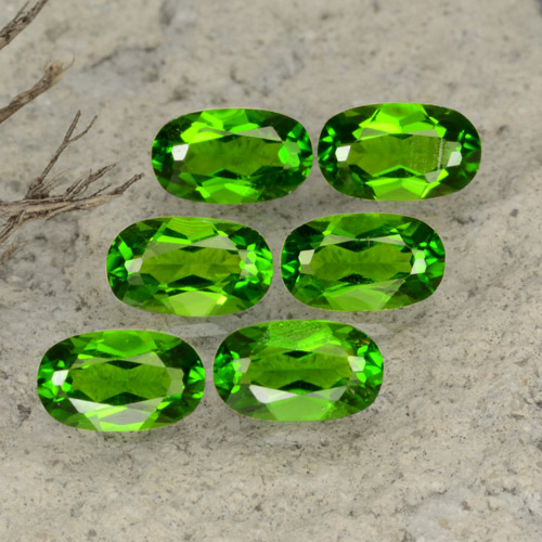 Ярко-зеленый Хром Диопсид Камень - 0.3ct Фасетный Овал (ID: 469107)