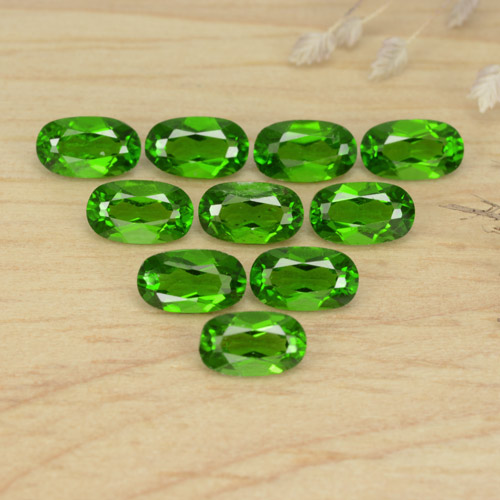批量来自俄罗斯 10 件椭圆形切面绿色铬透辉石 - 尺寸 5 x 2,9 mm 毫米,总重 2,5 克拉/平均。 每颗 0,25 克拉,颜色:明亮的森林绿,莫氏硬度为 5 - 6, Photo A