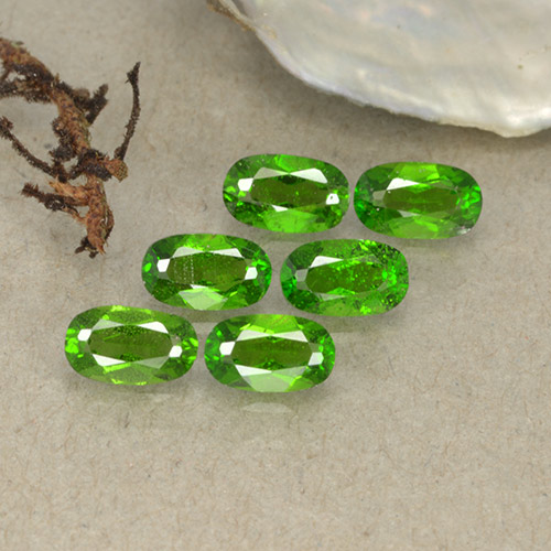Medium-Dark Green Хром Диопсид Камень - 0.3ct Фасетный Овал (ID: 493731)