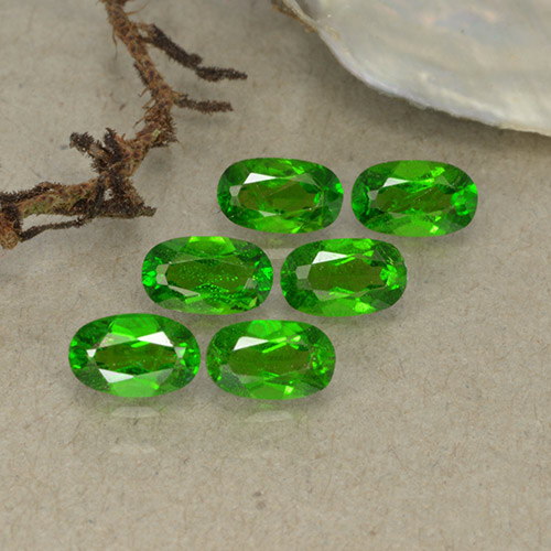 Medium-Dark Green Chrome Diopside Gem - 0.3ct Oval Facet (ID: 493732)