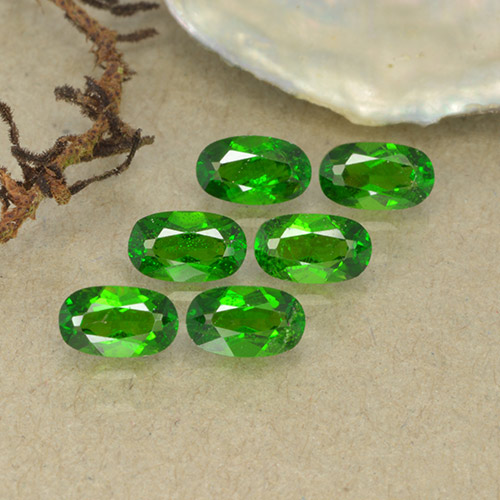 Medium-Dark Green Хром Диопсид Камень - 0.3ct Фасетный Овал (ID: 493733)
