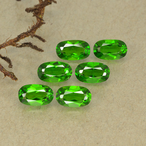 Medium-Dark Green Chrome Diopside Gem - 0.3ct Oval Facet (ID: 493745)