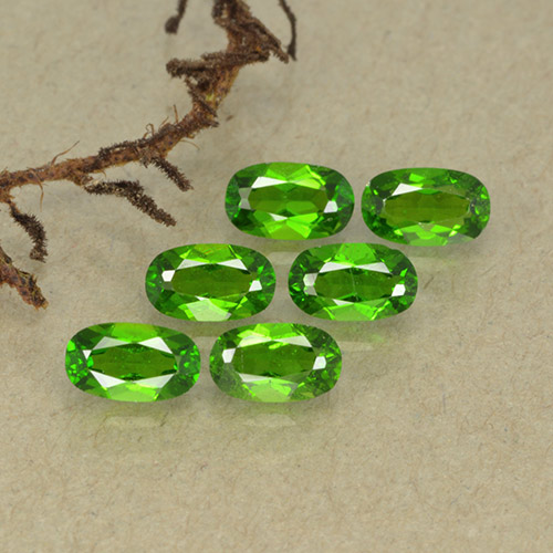 Medium-Dark Green Хром Диопсид Камень - 0.3ct Фасетный Овал (ID: 493746)