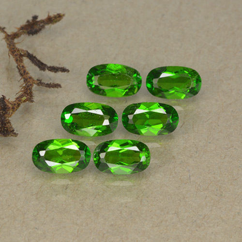 Medium-Dark Green Хром Диопсид Камень - 0.3ct Фасетный Овал (ID: 493757)