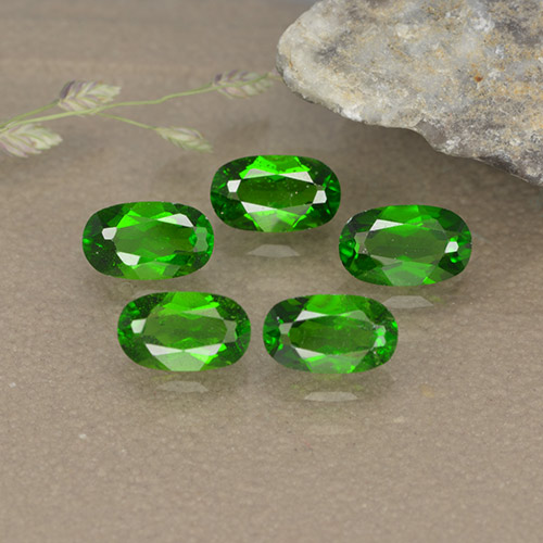 Ярко-зеленый Хром Диопсид Камень - 0.3ct Фасетный Овал (ID: 496116)