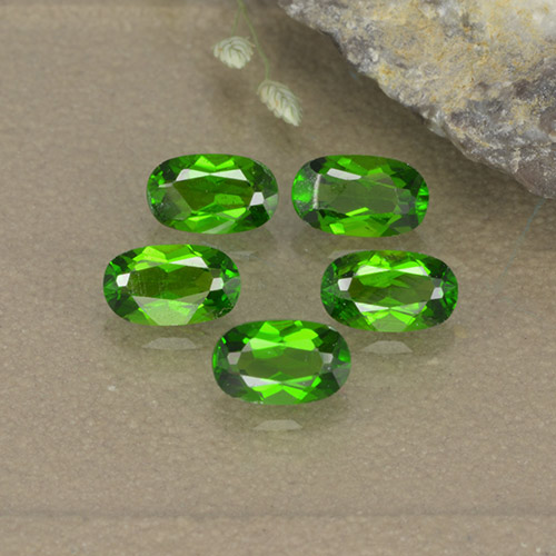 Ярко-зеленый Хром Диопсид Камень - 0.3ct Фасетный Овал (ID: 496119)