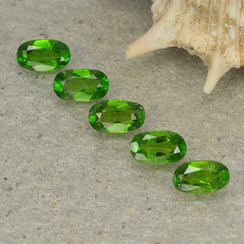 Medium Green Хром Диопсид Камень - 0.2ct Фасетный Овал (ID: 497949)