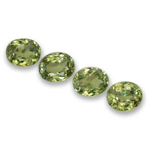 Set aus 4 Stück ovaler Demantoid-Granat in grüner Farbe aus Namibia - Größe 5,1 x 4mm, Gewicht 1,66 ct gesamt / Durchschn. je 0,42 ct, Farbe: Mittelgrün, Mohs-Härte 7 - 7,5 Geeignet für den täglichen Gebrauch im Schmuck, Photo A
