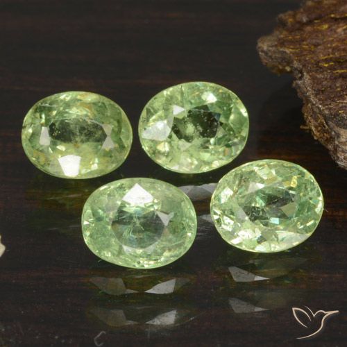 1,48 ct Demantoid-Granat im Ovalschliff, 5 x 3,9 mm aus Namibia, Photo A