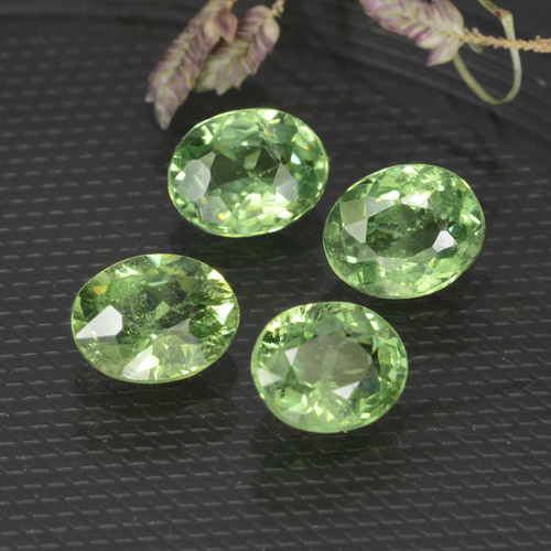 Warm Green Гранат Демантоид Камень - 0.4ct Фасетный Овал (ID: 471691)