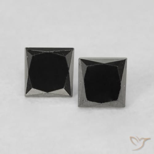 2,2 x 2,1mm Quadrat Diamant-Paar - Gewicht 0,17 ct gesamt / durchschnittl. 0,09 ct, Garantiert natürliche Edelsteine, Schwarz Farbe in Opaque Reinheit, Mohs-Härte 10 - 10 Geeignet für den täglichen Gebrauch im Schmuck, Photo A