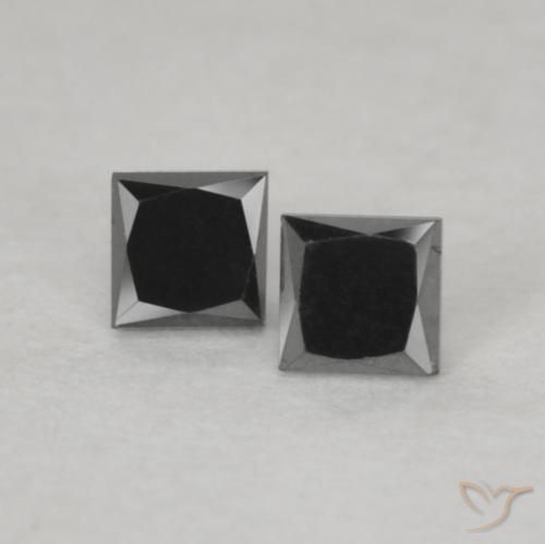 2 Stück quadratischer schwarzer Diamant in der Größe 2,2 x 2,1mm, Gewicht 0,18 ct gesamt / durchschn. Je 0,09 ct, Schwarz in Opaque Reinheit, Natürlicher Edelstein, Mohs-Härte 10 - 10 Geeignet für den täglichen Gebrauch im Schmuck , Photo A