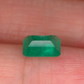 Emerald Gemstone in 6.8 x 5.5 mm Size for Sale, Emerald Stone in Green Color