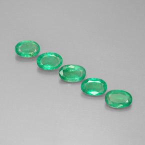 Medium Green Smeraldo Gem - 0.4ct Ovale sfaccettato (ID: 298283)