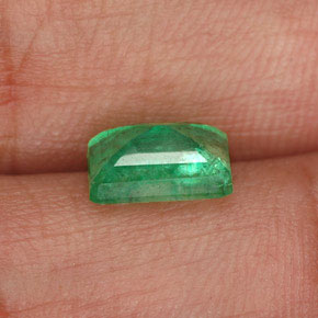 Emerald Gemstone in 7.7 x 5.3 mm Size for Sale, Emerald Stone in Green Color