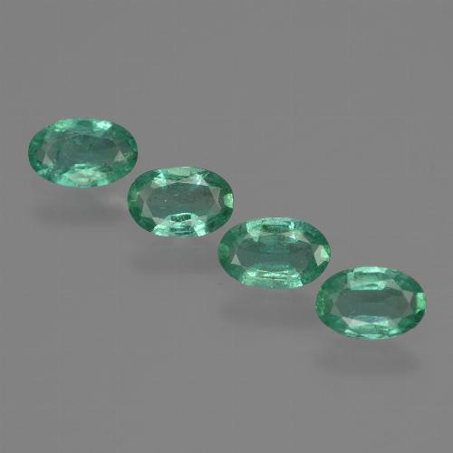 Lote de 4 piezas de Esmeralda Verde medio Ovalada de Zambia - Peso 1,3 ct en total / promedio. 0,33 ct cada uno, Tamaño 6 x 4mm, Color: Verde medio, Dureza Mohs 7.5 - 8 Adecuado para joyas de uso diario, Desbloquea el Chakra del Corazón, Photo A