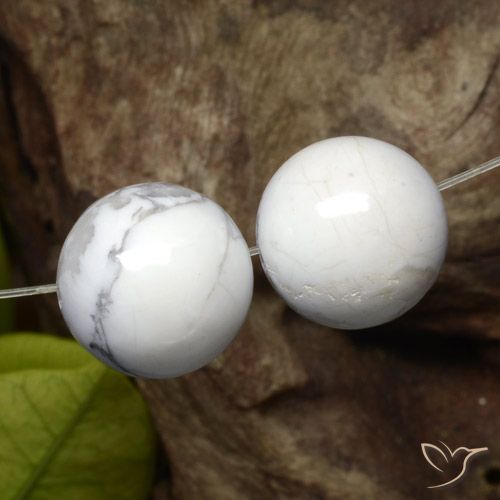 2 pezzi Howlite bianco Sfera abbinato di dimensioni 12,8mm, peso 30,18 ct totali / media. 15,09 ct ciascuno, giallo in purezza Opaque, gemma naturale non trattati, durezza Mohs 3 - 3,5 , Photo A