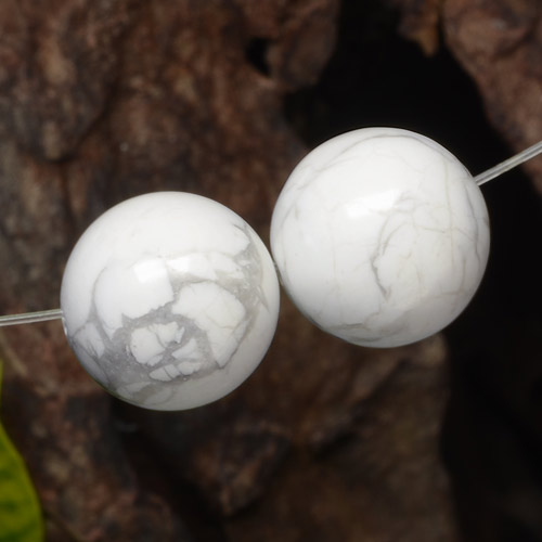 2 Stück kugelschliff weißer Howlith in der Größe 12,6mm, Gewicht 29,96 gesamt / durchschn. Je 14,98 ct, Mehrfarbiges Weiß in Opaque Reinheit, Natürlicher Edelstein, Mohs-Härte 3 - 3,5 , Photo A