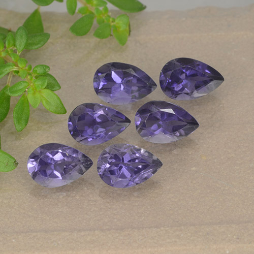 Lote de 6 piezas de Iolita Violeta Corte en forma de pera de Madagascar - Peso 2,3 ct en total / promedio. 0,38 ct cada uno, Tamaño 6,1 x 4,1mm, Color: Violeta medio, Dureza Mohs 7 - 7.5 Adecuado para joyas de uso diario, Photo A