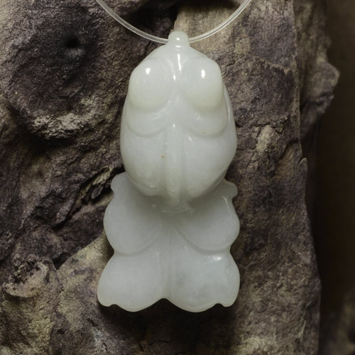 grünlich-weiß Jade Edelstein - 38.8ct Geschnitzter Fisch mit Loch (ID: 472049)