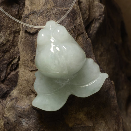 Blanc verdâtre Jadéite gemme - 43.7ct Poisson gravé avec trou (ID: 472050)