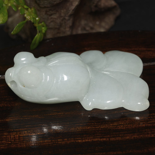 grünlich-weiß Jade Edelstein - 31.1ct Geschnitzter Fisch mit Loch (ID: 472052)