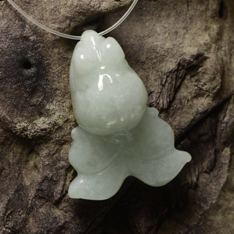 Blanco verdoso Jadeíta Gema - 34.8ct Pez tallado con agujero (ID: 472060)