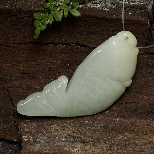 Vert grisâtre Jadéite gemme - 31.8ct Poisson gravé avec trou (ID: 484852)