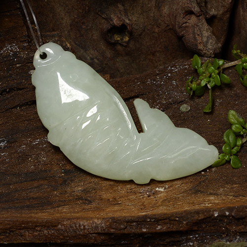 Jadéite Vert carved fish with hole de Birmanie, 34,6 x 15,2mm, poids de 27,18 ct, pierre gemme naturelle Non traité de pureté Translucide, 1 pièce de jadéite, couleur Vert grisâtre, dureté Mohs de 6 à 6.5, Photo A